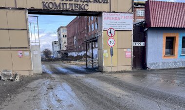 Грязь вместо порядка: на Вторчермете в Екатеринбурге грузовики разносили грязь по дороге.