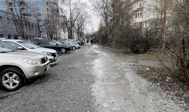 На Уралмаше летом восстановят разрушенную пешеходную дорожку